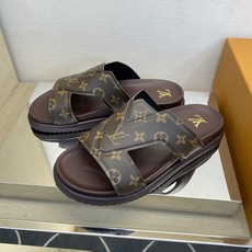 ⚠️【L *V】⚠️高品质,顶尖工艺品⚠️男士拖鞋⚠️正码:39 -45⚠最新经典L压花拖!🐂货!清爽夏 ⚠️【L *V】⚠️高品质,顶尖工艺品⚠️男士拖鞋⚠️正码:39 -45⚠最新经典L压花拖!🐂货!清爽夏