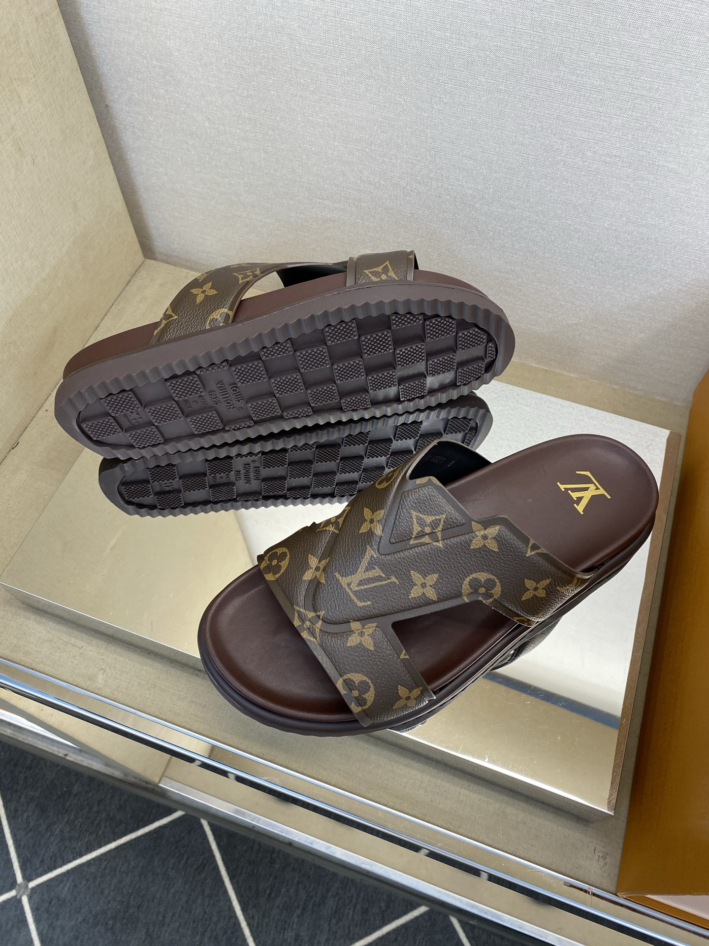 ⚠️【L *V】⚠️高品质,顶尖工艺品⚠️男士拖鞋⚠️正码:39 -45⚠最新经典L压花拖!🐂货!清爽夏 ⚠️【L *V】⚠️高品质,顶尖工艺品⚠️男士拖鞋⚠️正码:39 -45⚠最新经典L压花拖!🐂货!清爽夏