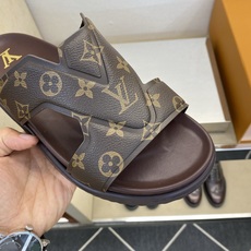 ⚠️【L *V】⚠️高品质,顶尖工艺品⚠️男士拖鞋⚠️正码:39 -45⚠最新经典L压花拖!🐂货!清爽夏 ⚠️【L *V】⚠️高品质,顶尖工艺品⚠️男士拖鞋⚠️正码:39 -45⚠最新经典L压花拖!🐂货!清爽夏