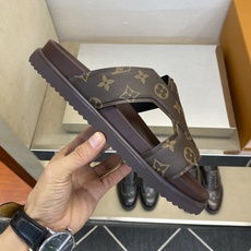 ⚠️【L *V】⚠️高品质,顶尖工艺品⚠️男士拖鞋⚠️正码:39 -45⚠最新经典L压花拖!🐂货!清爽夏 ⚠️【L *V】⚠️高品质,顶尖工艺品⚠️男士拖鞋⚠️正码:39 -45⚠最新经典L压花拖!🐂货!清爽夏