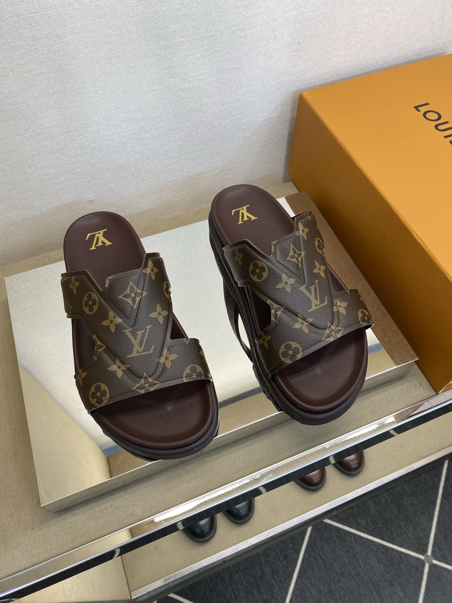 ⚠️【L ＊V】⚠️高品质，顶尖工艺品⚠️男士拖鞋⚠️正码：39 －45⚠最新经典L压花拖！🐂货！清爽夏