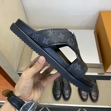 ⚠️【L *V】⚠️高品质,顶尖工艺品⚠️男士拖鞋⚠️正码:39 -45⚠最新经典L压花拖!🐂货!清爽夏 ⚠️【L *V】⚠️高品质,顶尖工艺品⚠️男士拖鞋⚠️正码:39 -45⚠最新经典L压花拖!🐂货!清爽夏