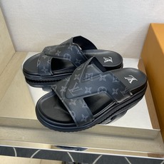 ⚠️【L *V】⚠️高品质,顶尖工艺品⚠️男士拖鞋⚠️正码:39 -45⚠最新经典L压花拖!🐂货!清爽夏 ⚠️【L *V】⚠️高品质,顶尖工艺品⚠️男士拖鞋⚠️正码:39 -45⚠最新经典L压花拖!🐂货!清爽夏