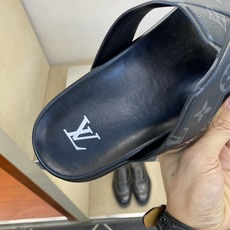 ⚠️【L *V】⚠️高品质,顶尖工艺品⚠️男士拖鞋⚠️正码:39 -45⚠最新经典L压花拖!🐂货!清爽夏 ⚠️【L *V】⚠️高品质,顶尖工艺品⚠️男士拖鞋⚠️正码:39 -45⚠最新经典L压花拖!🐂货!清爽夏