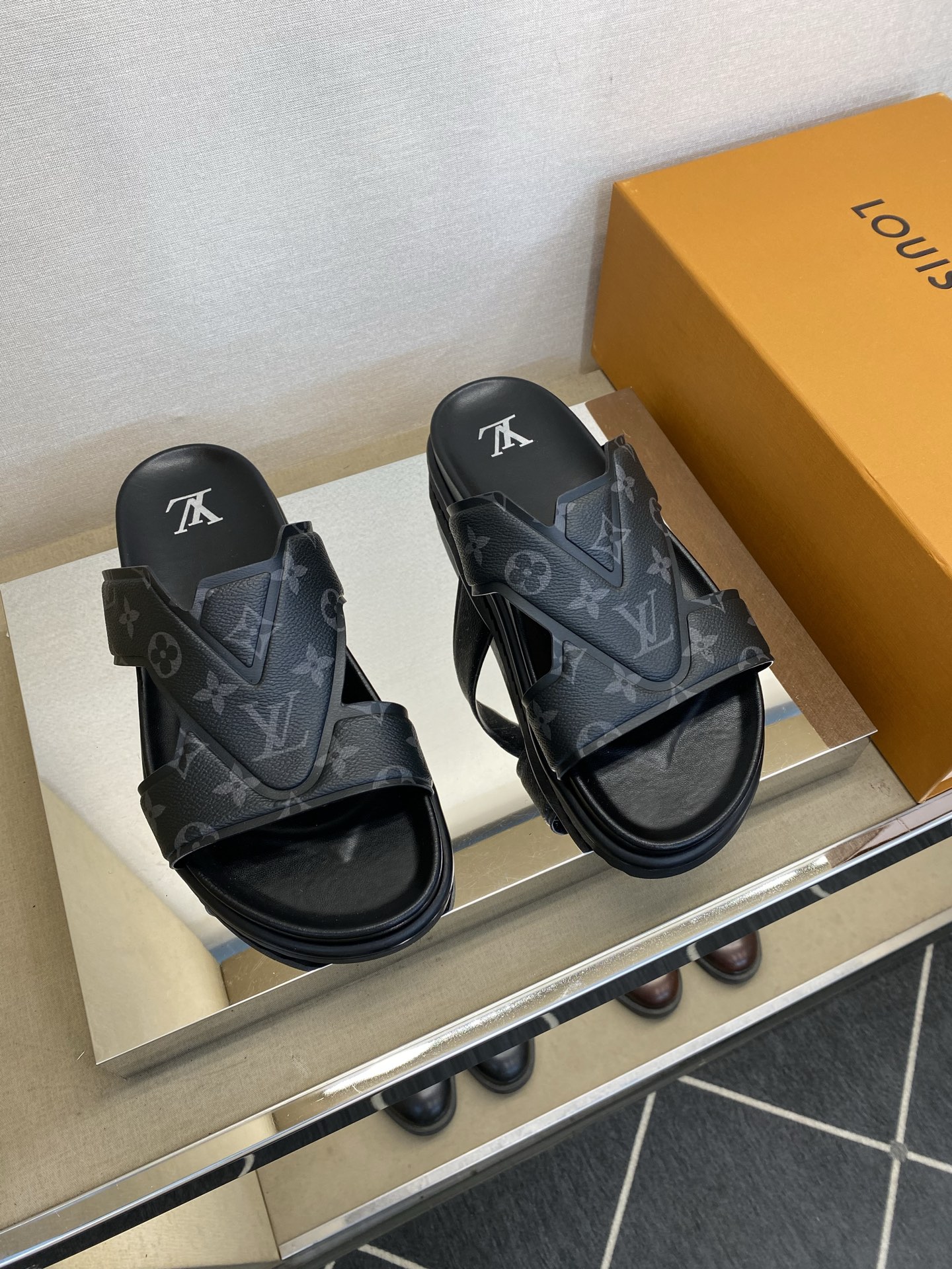 ⚠️【L ＊V】⚠️高品质，顶尖工艺品⚠️男士拖鞋⚠️正码：39 －45⚠最新经典L压花拖！🐂货！清爽夏