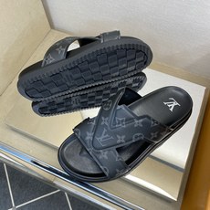 ⚠️【L *V】⚠️高品质,顶尖工艺品⚠️男士拖鞋⚠️正码:39 -45⚠最新经典L压花拖!🐂货!清爽夏 ⚠️【L *V】⚠️高品质,顶尖工艺品⚠️男士拖鞋⚠️正码:39 -45⚠最新经典L压花拖!🐂货!清爽夏
