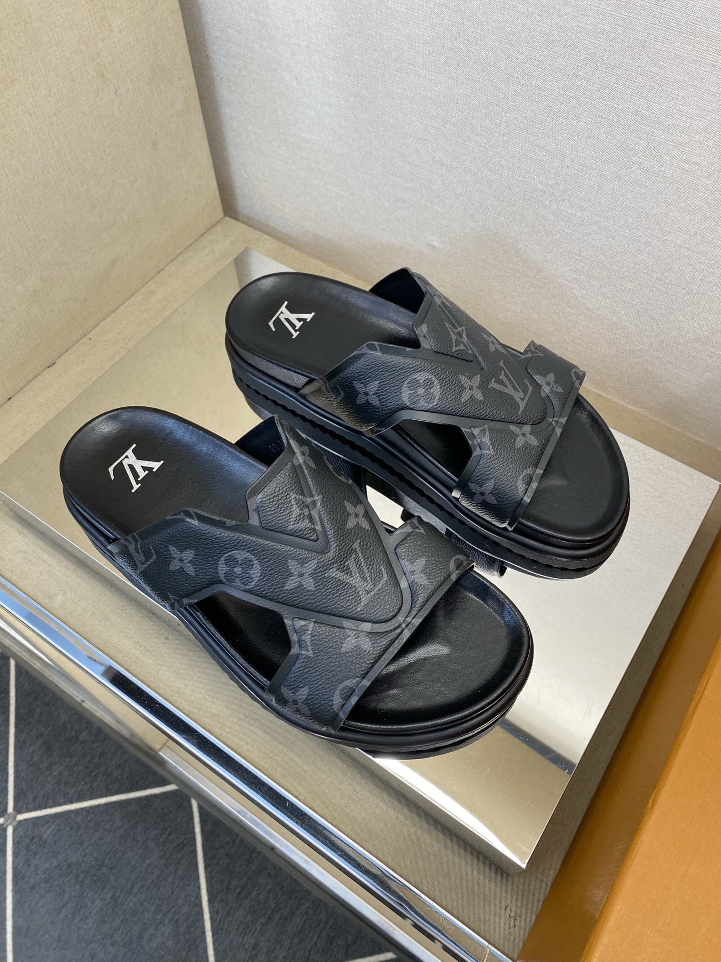 ⚠️【L *V】⚠️高品质,顶尖工艺品⚠️男士拖鞋⚠️正码:39 -45⚠最新经典L压花拖!🐂货!清爽夏 ⚠️【L *V】⚠️高品质,顶尖工艺品⚠️男士拖鞋⚠️正码:39 -45⚠最新经典L压花拖!🐂货!清爽夏