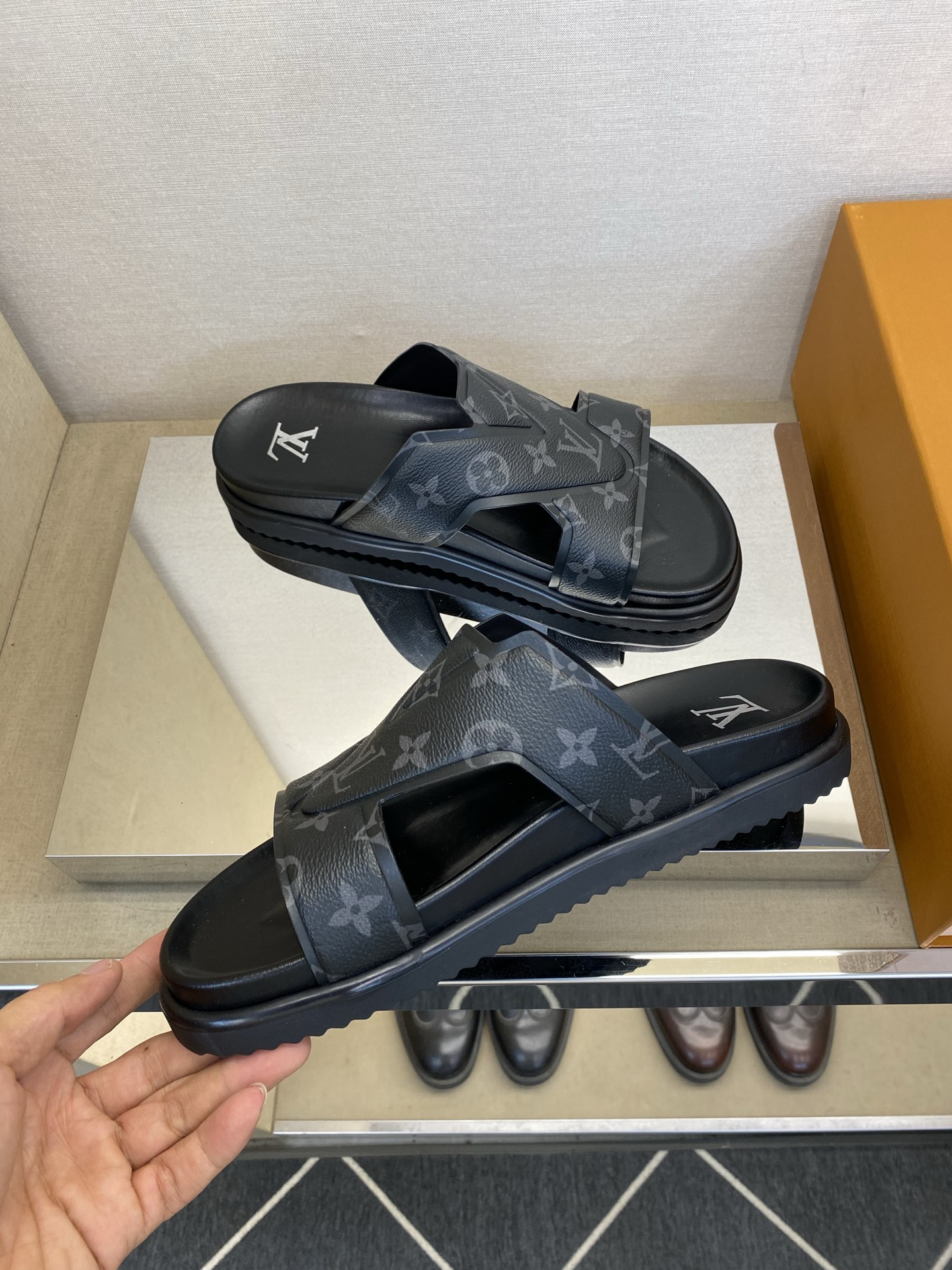 ⚠️【L *V】⚠️高品质,顶尖工艺品⚠️男士拖鞋⚠️正码:39 -45⚠最新经典L压花拖!🐂货!清爽夏 ⚠️【L *V】⚠️高品质,顶尖工艺品⚠️男士拖鞋⚠️正码:39 -45⚠最新经典L压花拖!🐂货!清爽夏