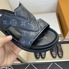 ⚠️【L *V】⚠️高品质,顶尖工艺品⚠️男士拖鞋⚠️正码:39 -45⚠最新经典L压花拖!🐂货!清爽夏 ⚠️【L *V】⚠️高品质,顶尖工艺品⚠️男士拖鞋⚠️正码:39 -45⚠最新经典L压花拖!🐂货!清爽夏