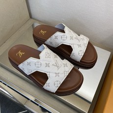 ⚠️【L *V】⚠️高品质,顶尖工艺品⚠️男士拖鞋⚠️正码:39 -45⚠最新经典L压花拖!🐂货!清爽夏 ⚠️【L *V】⚠️高品质,顶尖工艺品⚠️男士拖鞋⚠️正码:39 -45⚠最新经典L压花拖!🐂货!清爽夏
