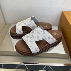 ⚠️【L *V】⚠️高品质,顶尖工艺品⚠️男士拖鞋⚠️正码:39 -45⚠最新经典L压花拖!🐂货!清爽夏 ⚠️【L *V】⚠️高品质,顶尖工艺品⚠️男士拖鞋⚠️正码:39 -45⚠最新经典L压花拖!🐂货!清爽夏
