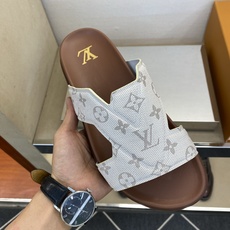 ⚠️【L *V】⚠️高品质,顶尖工艺品⚠️男士拖鞋⚠️正码:39 -45⚠最新经典L压花拖!🐂货!清爽夏 ⚠️【L *V】⚠️高品质,顶尖工艺品⚠️男士拖鞋⚠️正码:39 -45⚠最新经典L压花拖!🐂货!清爽夏