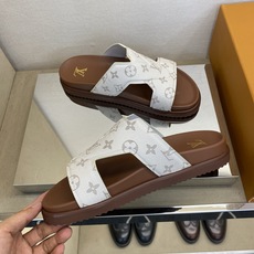 ⚠️【L *V】⚠️高品质,顶尖工艺品⚠️男士拖鞋⚠️正码:39 -45⚠最新经典L压花拖!🐂货!清爽夏 ⚠️【L *V】⚠️高品质,顶尖工艺品⚠️男士拖鞋⚠️正码:39 -45⚠最新经典L压花拖!🐂货!清爽夏