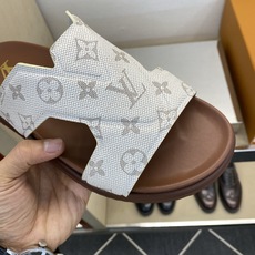 ⚠️【L *V】⚠️高品质,顶尖工艺品⚠️男士拖鞋⚠️正码:39 -45⚠最新经典L压花拖!🐂货!清爽夏 ⚠️【L *V】⚠️高品质,顶尖工艺品⚠️男士拖鞋⚠️正码:39 -45⚠最新经典L压花拖!🐂货!清爽夏