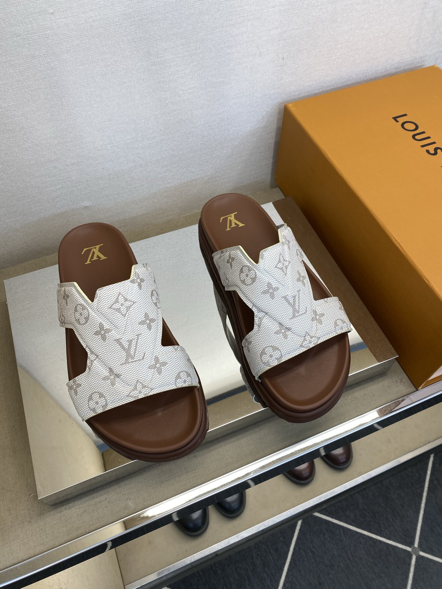 NO:831766,[L*V] High quality, top craftsmanship, men's slippers, regular sizes 39-45, the latest classic L embossed slippers!  goods!  A must-have for refreshing summer, with top-notch craftsmanship [strong]!  The surface is made of original calfskin and has a super strong feel (super strong texture and feel)!  The lining is calfskin and the midsole is wrapped in calfskin, making your feet comfortable and soft!  Super texture!  T P U non-slip outsole!  !  The highest version!  ,,slippers,cowhide19860909【L ＊V】 高品质,顶尖工艺品 男士拖鞋 正码39 －45 最新经典L压花拖！货！清爽夏季必备搭配,顶级手工艺[强]！面原版小牛皮,感超强(超强质感、手感)！内里小牛皮,中底均为小牛皮包裹,脚感舒适柔软！质感超强！T P U防滑大底！！最高版本！,,slippers,cowhide,Men's shoes