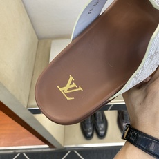 ⚠️【L *V】⚠️高品质,顶尖工艺品⚠️男士拖鞋⚠️正码:39 -45⚠最新经典L压花拖!🐂货!清爽夏 ⚠️【L *V】⚠️高品质,顶尖工艺品⚠️男士拖鞋⚠️正码:39 -45⚠最新经典L压花拖!🐂货!清爽夏