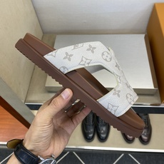 ⚠️【L *V】⚠️高品质,顶尖工艺品⚠️男士拖鞋⚠️正码:39 -45⚠最新经典L压花拖!🐂货!清爽夏 ⚠️【L *V】⚠️高品质,顶尖工艺品⚠️男士拖鞋⚠️正码:39 -45⚠最新经典L压花拖!🐂货!清爽夏
