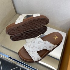 ⚠️【L *V】⚠️高品质,顶尖工艺品⚠️男士拖鞋⚠️正码:39 -45⚠最新经典L压花拖!🐂货!清爽夏 ⚠️【L *V】⚠️高品质,顶尖工艺品⚠️男士拖鞋⚠️正码:39 -45⚠最新经典L压花拖!🐂货!清爽夏