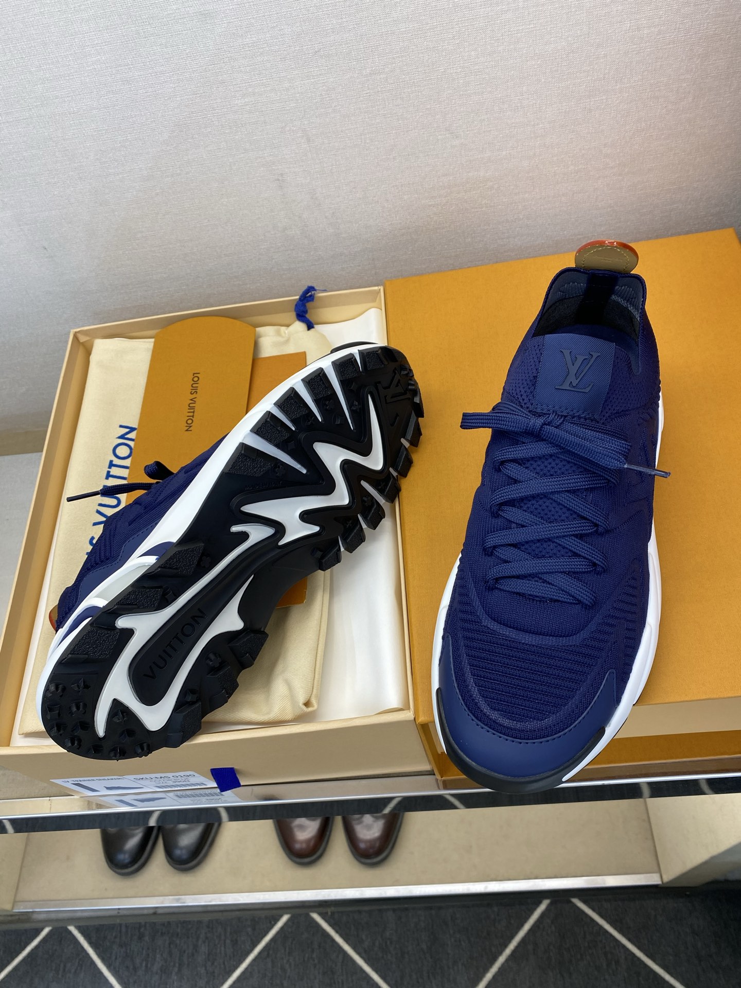 ⚠️【LO *V】⚠️高品质,顶尖工艺品⚠️男士时尚运动鞋⚠️正码:39-44(5 -10)⚠️经典简约 ⚠️【LO *V】⚠️高品质,顶尖工艺品⚠️男士时尚运动鞋⚠️正码:39-44(5 -10)⚠️经典简约
