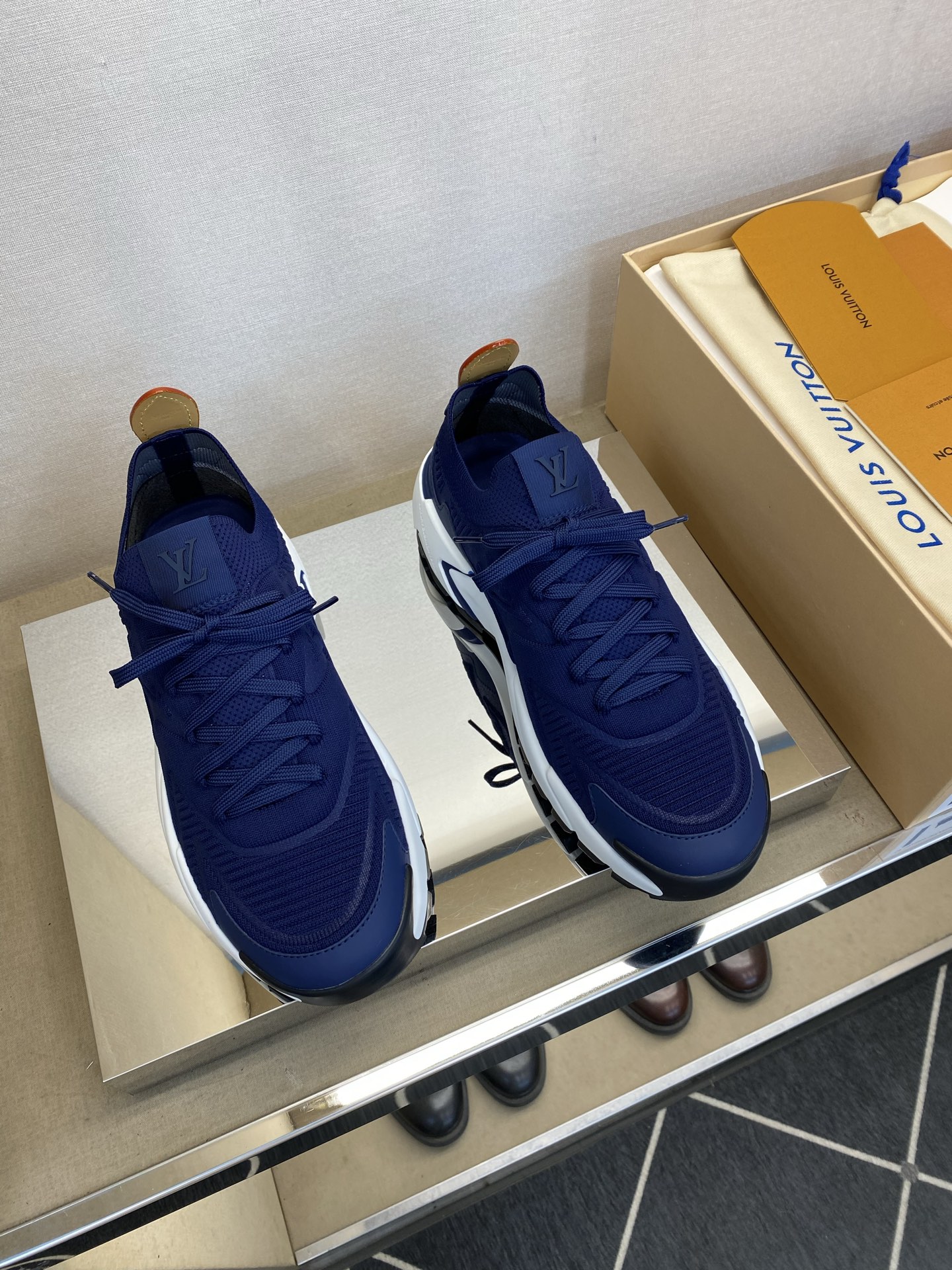 ⚠️【LO *V】⚠️高品质，顶尖工艺品⚠️男士时尚运动鞋⚠️正码：39－44(5 －10)⚠️经典简约