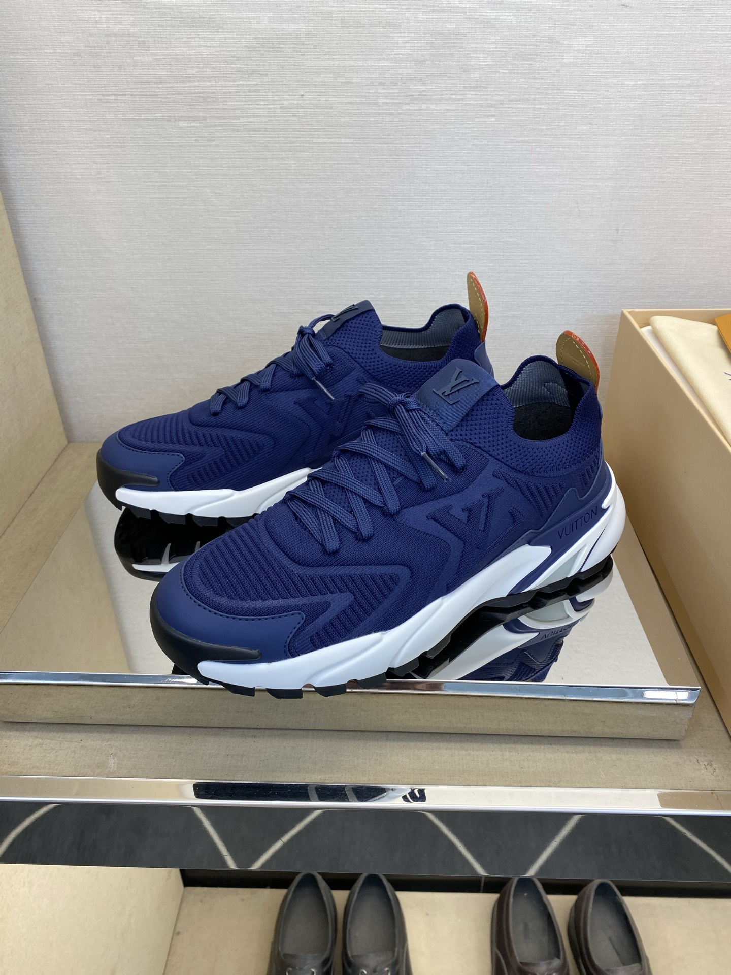 ⚠️【LO *V】⚠️高品质,顶尖工艺品⚠️男士时尚运动鞋⚠️正码:39-44(5 -10)⚠️经典简约 ⚠️【LO *V】⚠️高品质,顶尖工艺品⚠️男士时尚运动鞋⚠️正码:39-44(5 -10)⚠️经典简约