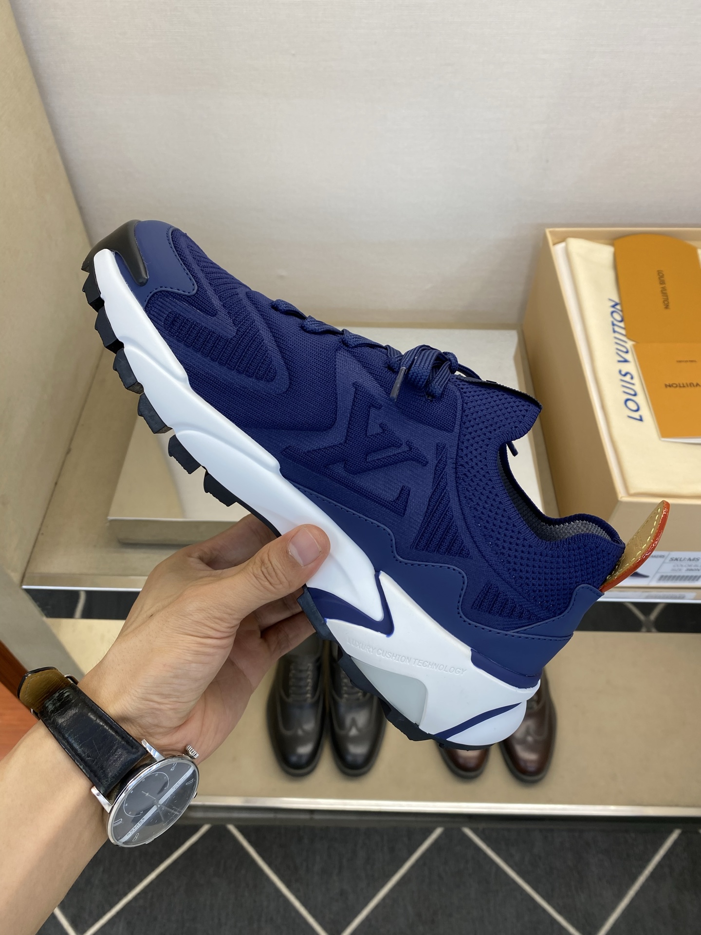 ⚠️【LO *V】⚠️高品质,顶尖工艺品⚠️男士时尚运动鞋⚠️正码:39-44(5 -10)⚠️经典简约 ⚠️【LO *V】⚠️高品质,顶尖工艺品⚠️男士时尚运动鞋⚠️正码:39-44(5 -10)⚠️经典简约