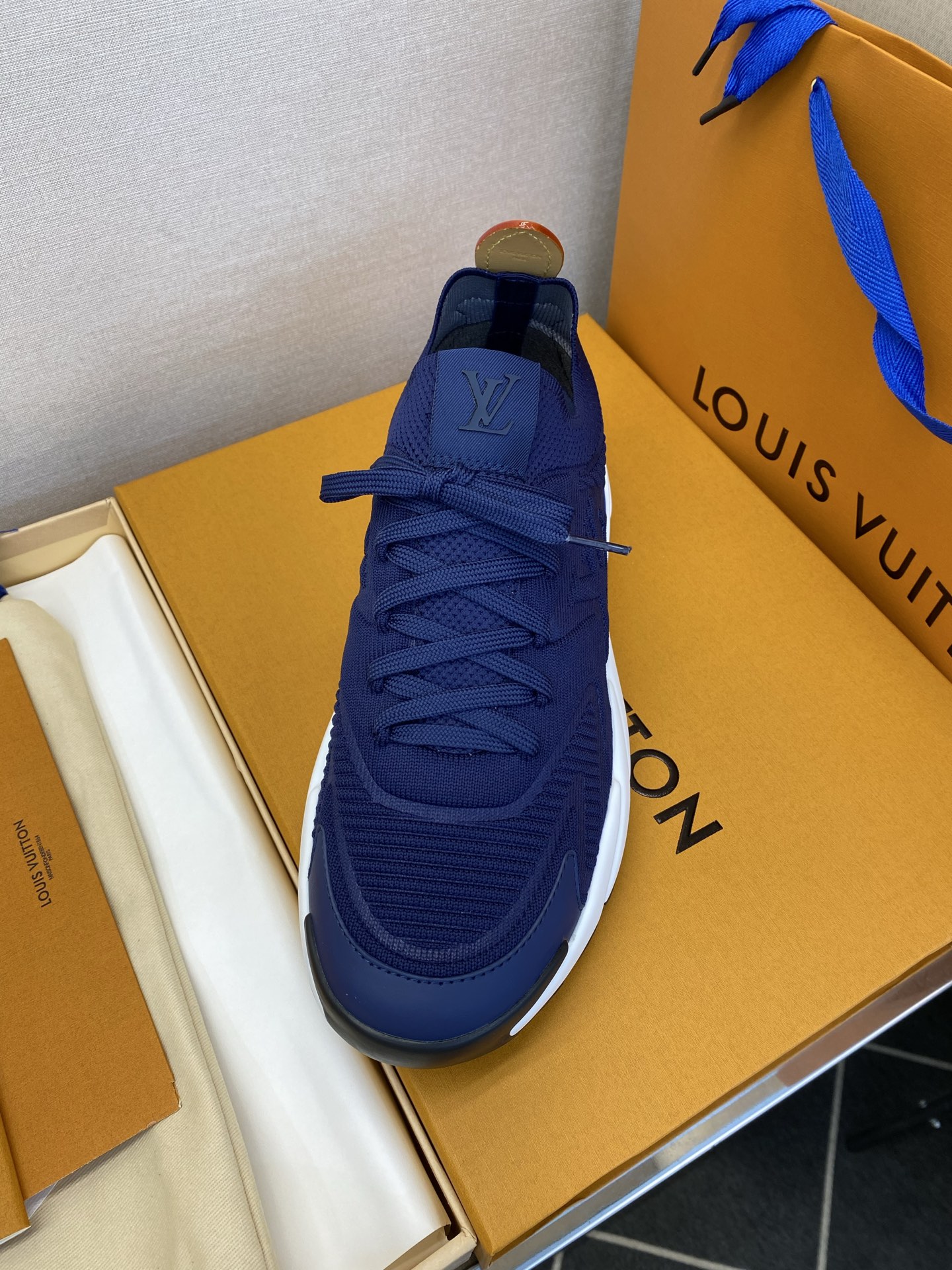 ⚠️【LO *V】⚠️高品质,顶尖工艺品⚠️男士时尚运动鞋⚠️正码:39-44(5 -10)⚠️经典简约 ⚠️【LO *V】⚠️高品质,顶尖工艺品⚠️男士时尚运动鞋⚠️正码:39-44(5 -10)⚠️经典简约