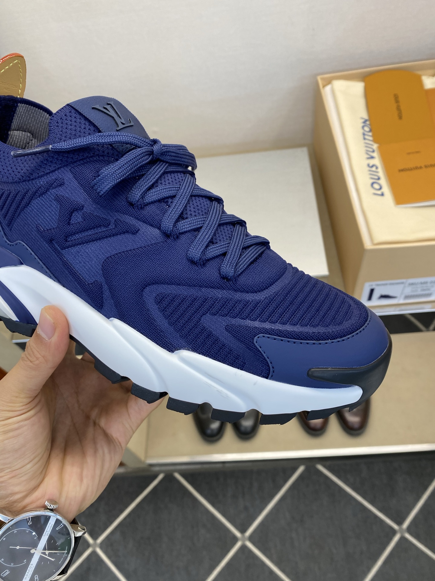 ⚠️【LO *V】⚠️高品质,顶尖工艺品⚠️男士时尚运动鞋⚠️正码:39-44(5 -10)⚠️经典简约 ⚠️【LO *V】⚠️高品质,顶尖工艺品⚠️男士时尚运动鞋⚠️正码:39-44(5 -10)⚠️经典简约