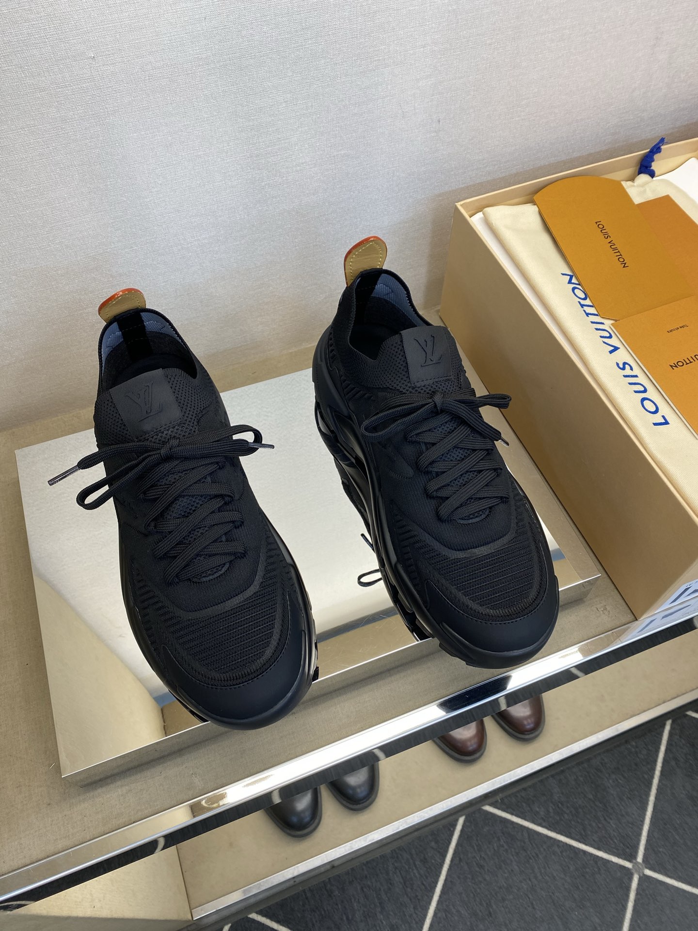 ⚠️【LO *V】⚠️高品质，顶尖工艺品⚠️男士时尚运动鞋⚠️正码：39－44(5 －10)⚠️经典简约