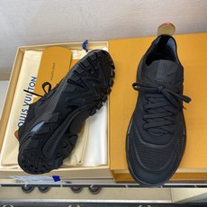 ⚠️【LO *V】⚠️高品质,顶尖工艺品⚠️男士时尚运动鞋⚠️正码:39-44(5 -10)⚠️经典简约 ⚠️【LO *V】⚠️高品质,顶尖工艺品⚠️男士时尚运动鞋⚠️正码:39-44(5 -10)⚠️经典简约
