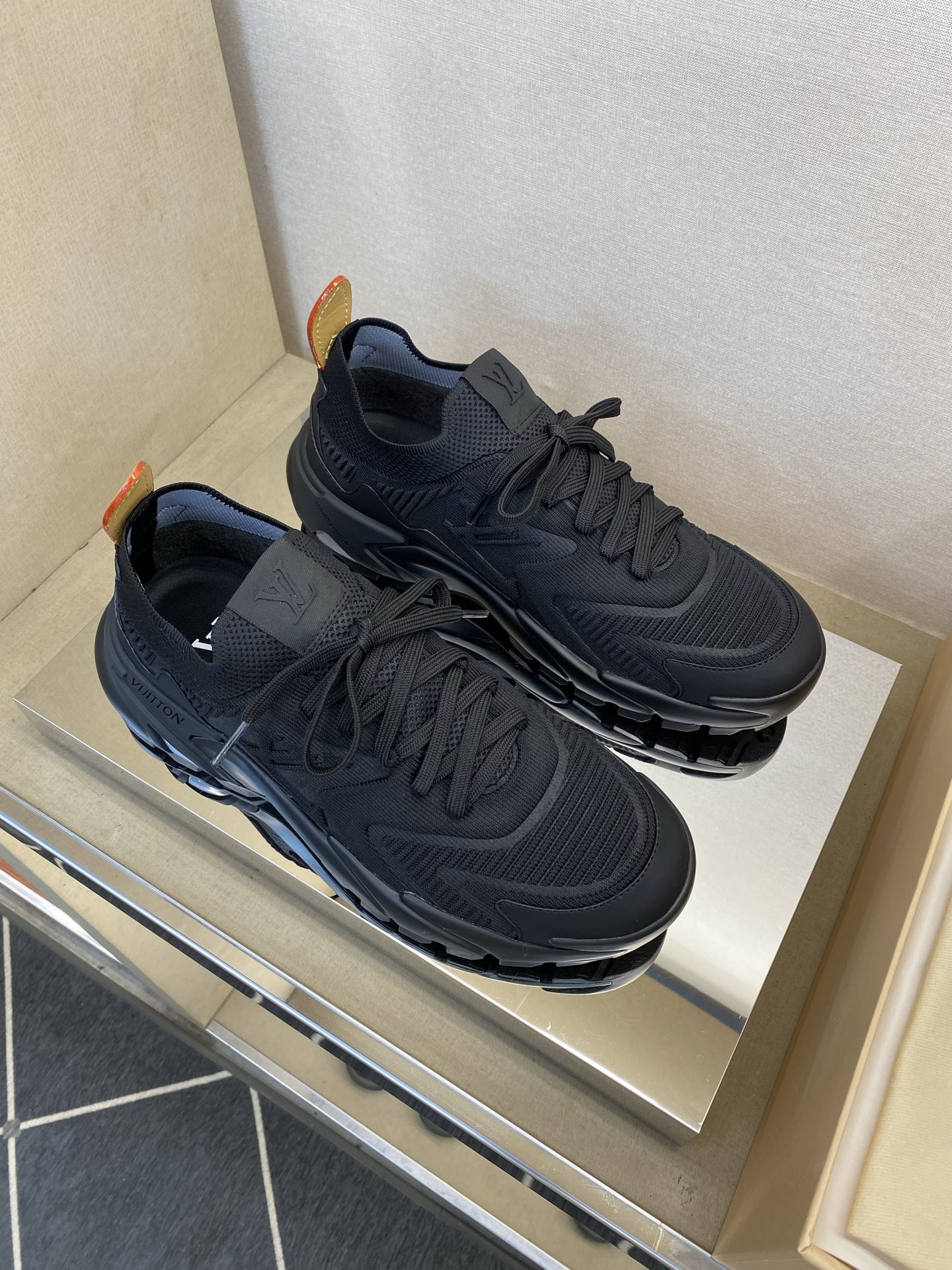 ⚠️【LO *V】⚠️高品质,顶尖工艺品⚠️男士时尚运动鞋⚠️正码:39-44(5 -10)⚠️经典简约 ⚠️【LO *V】⚠️高品质,顶尖工艺品⚠️男士时尚运动鞋⚠️正码:39-44(5 -10)⚠️经典简约