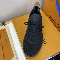 ⚠️【LO *V】⚠️高品质,顶尖工艺品⚠️男士时尚运动鞋⚠️正码:39-44(5 -10)⚠️经典简约 ⚠️【LO *V】⚠️高品质,顶尖工艺品⚠️男士时尚运动鞋⚠️正码:39-44(5 -10)⚠️经典简约