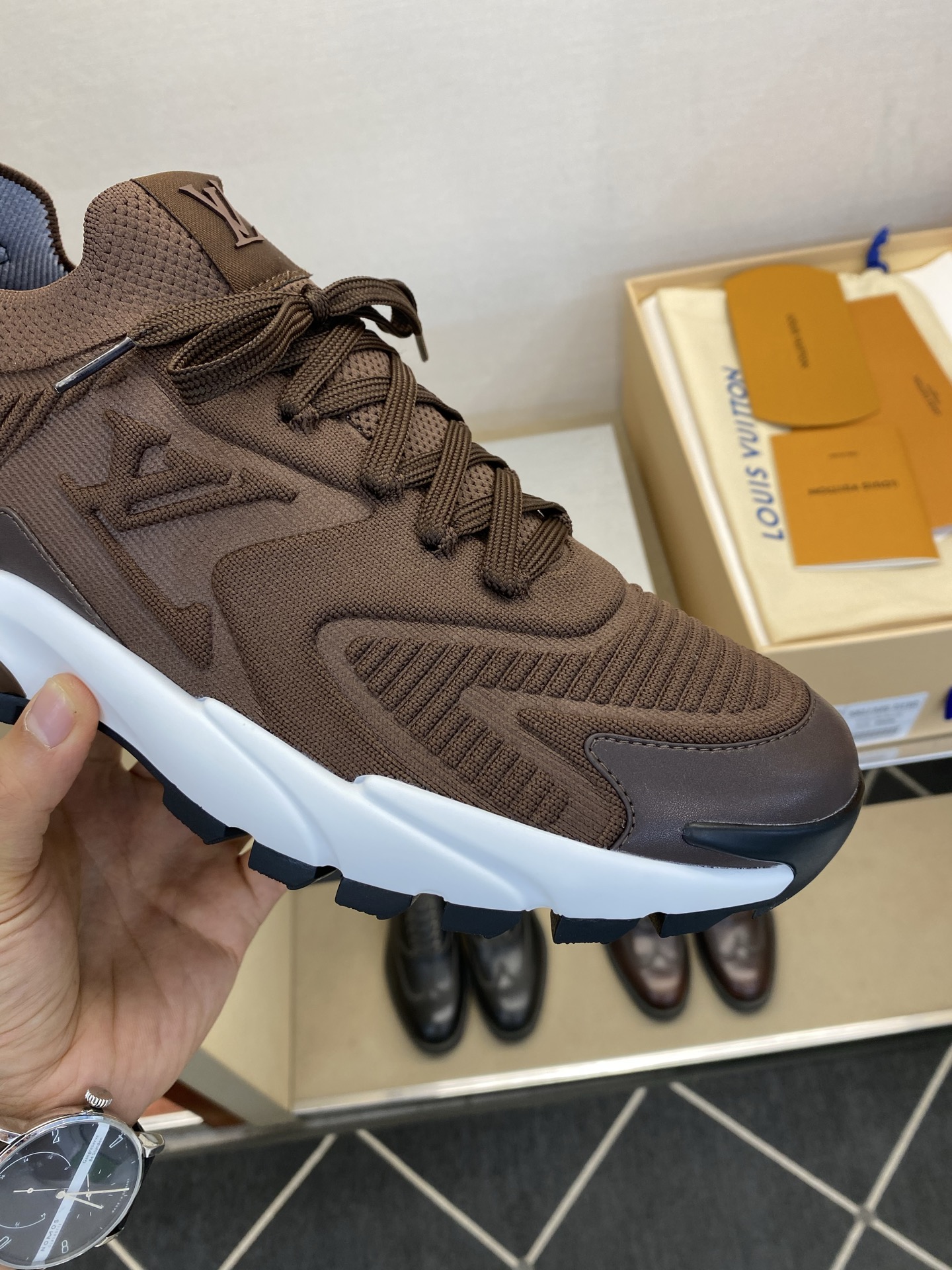 ⚠️【LO *V】⚠️高品质，顶尖工艺品⚠️男士时尚运动鞋⚠️正码：39－44(5 －10)⚠️经典简约