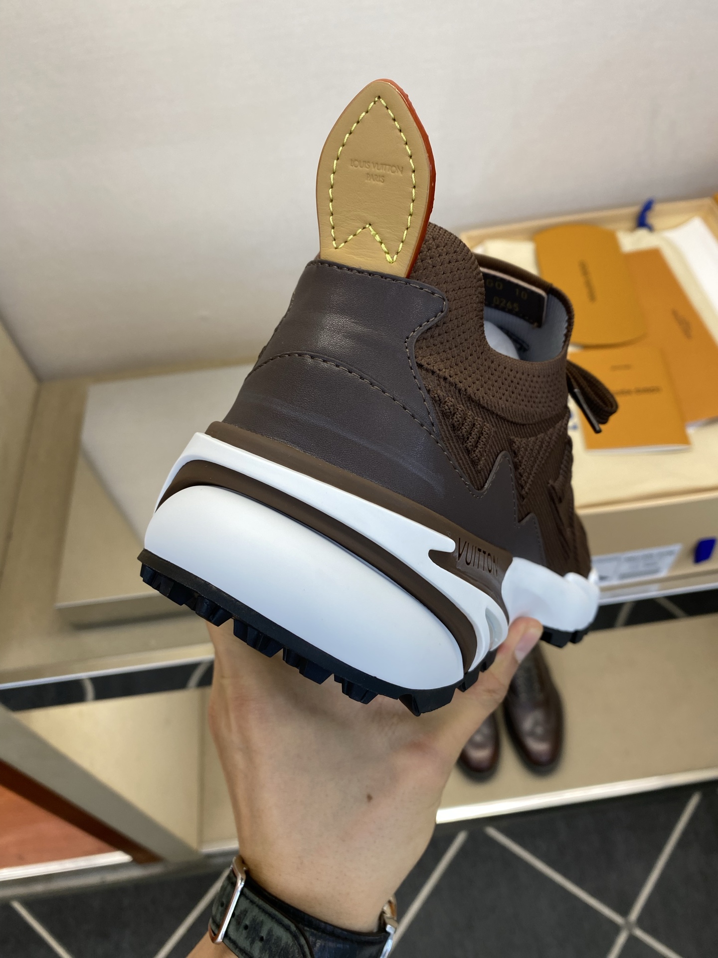 ⚠️【LO *V】⚠️高品质，顶尖工艺品⚠️男士时尚运动鞋⚠️正码：39－44(5 －10)⚠️经典简约