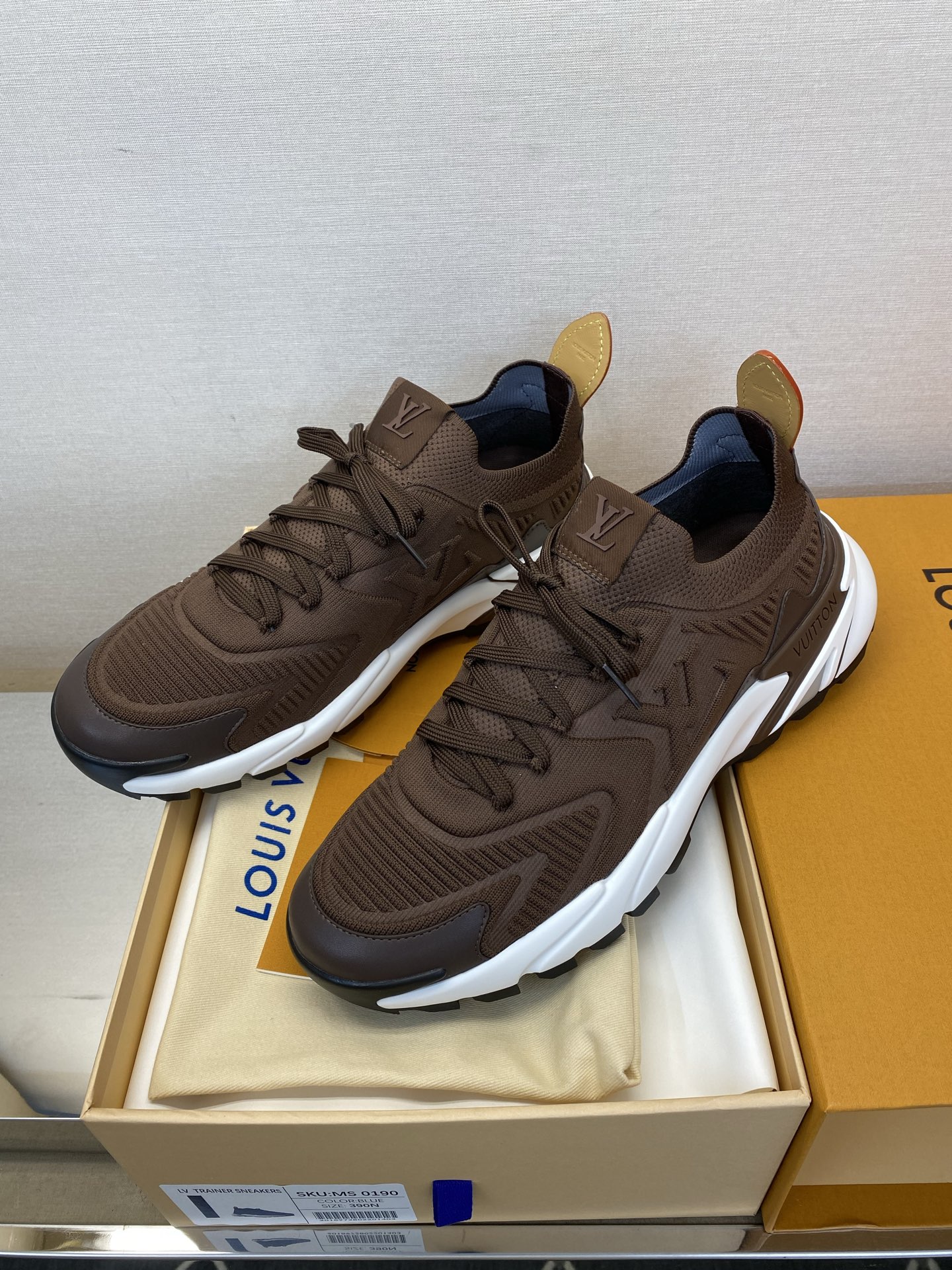 ⚠️【LO *V】⚠️高品质，顶尖工艺品⚠️男士时尚运动鞋⚠️正码：39－44(5 －10)⚠️经典简约