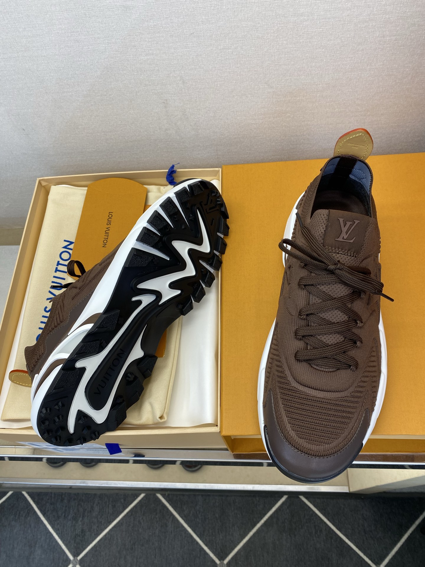 ⚠️【LO *V】⚠️高品质，顶尖工艺品⚠️男士时尚运动鞋⚠️正码：39－44(5 －10)⚠️经典简约