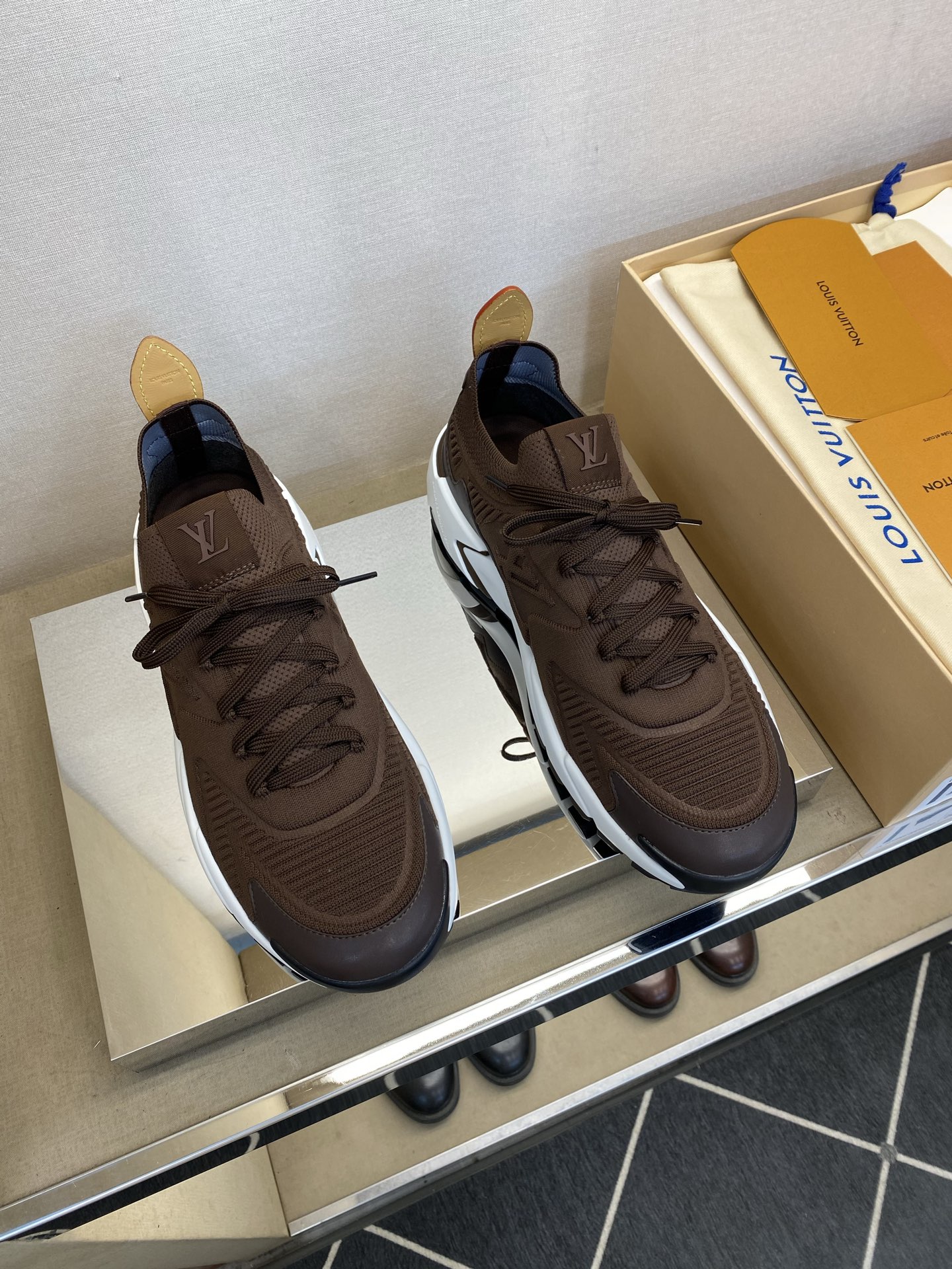 ⚠️【LO *V】⚠️高品质，顶尖工艺品⚠️男士时尚运动鞋⚠️正码：39－44(5 －10)⚠️经典简约