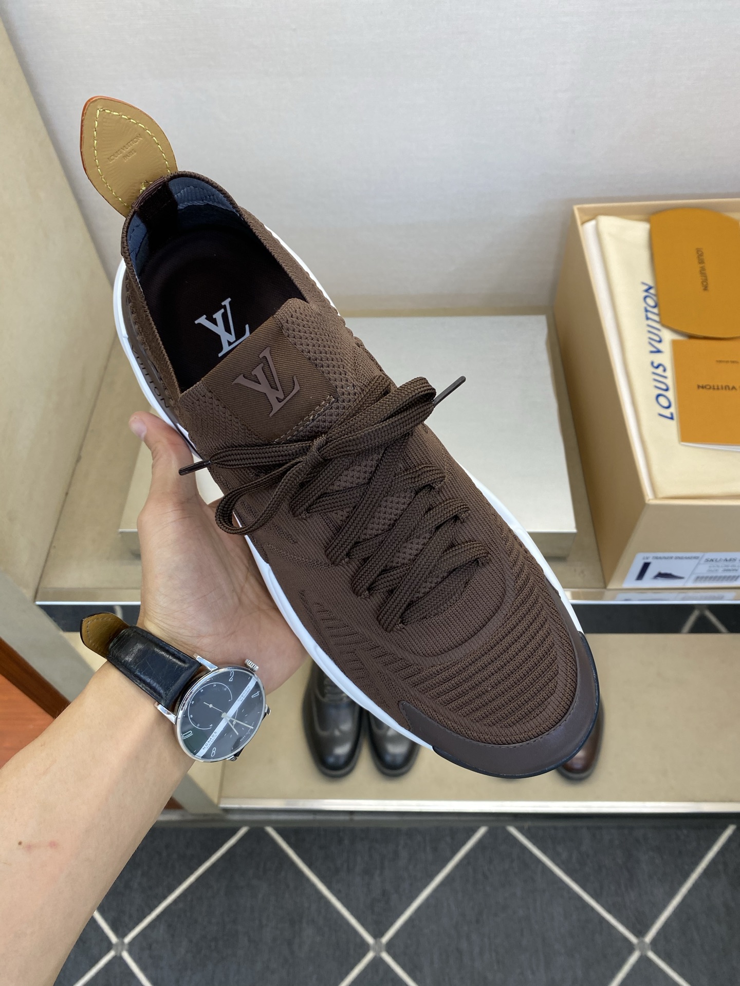 ⚠️【LO *V】⚠️高品质，顶尖工艺品⚠️男士时尚运动鞋⚠️正码：39－44(5 －10)⚠️经典简约