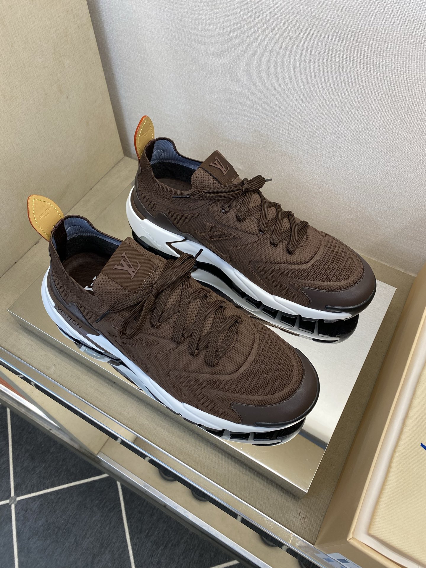 ⚠️【LO *V】⚠️高品质，顶尖工艺品⚠️男士时尚运动鞋⚠️正码：39－44(5 －10)⚠️经典简约