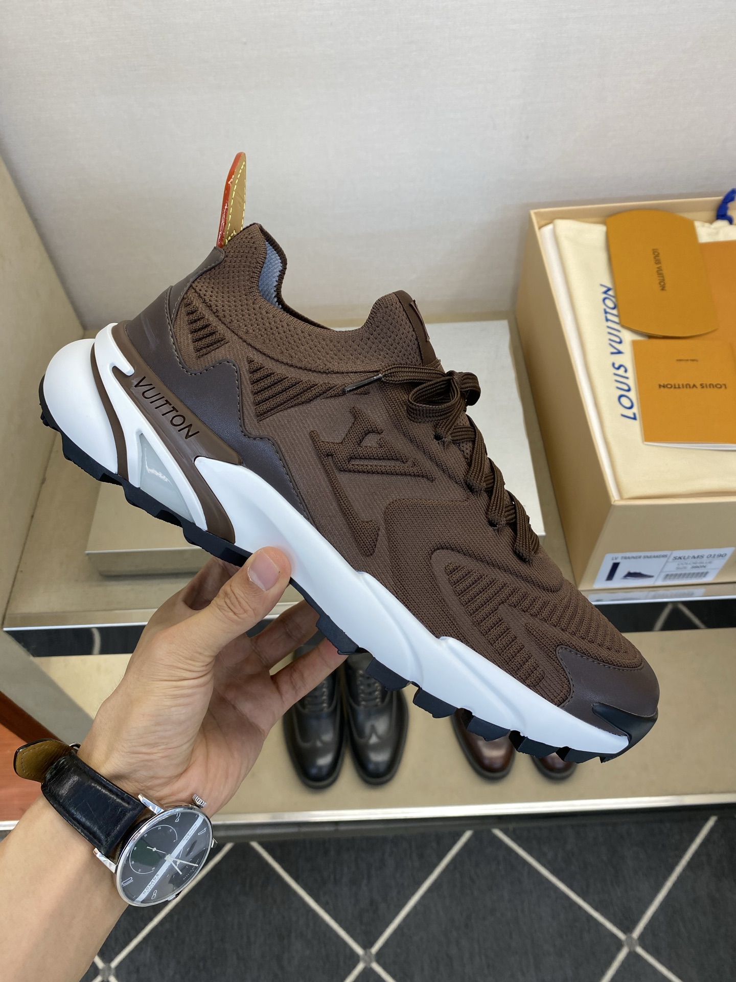⚠️【LO *V】⚠️高品质，顶尖工艺品⚠️男士时尚运动鞋⚠️正码：39－44(5 －10)⚠️经典简约