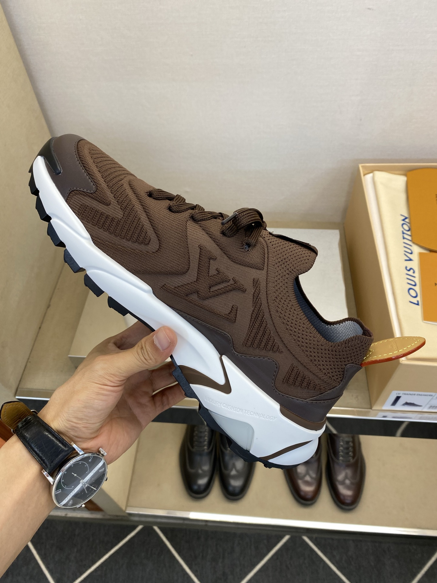 ⚠️【LO *V】⚠️高品质，顶尖工艺品⚠️男士时尚运动鞋⚠️正码：39－44(5 －10)⚠️经典简约
