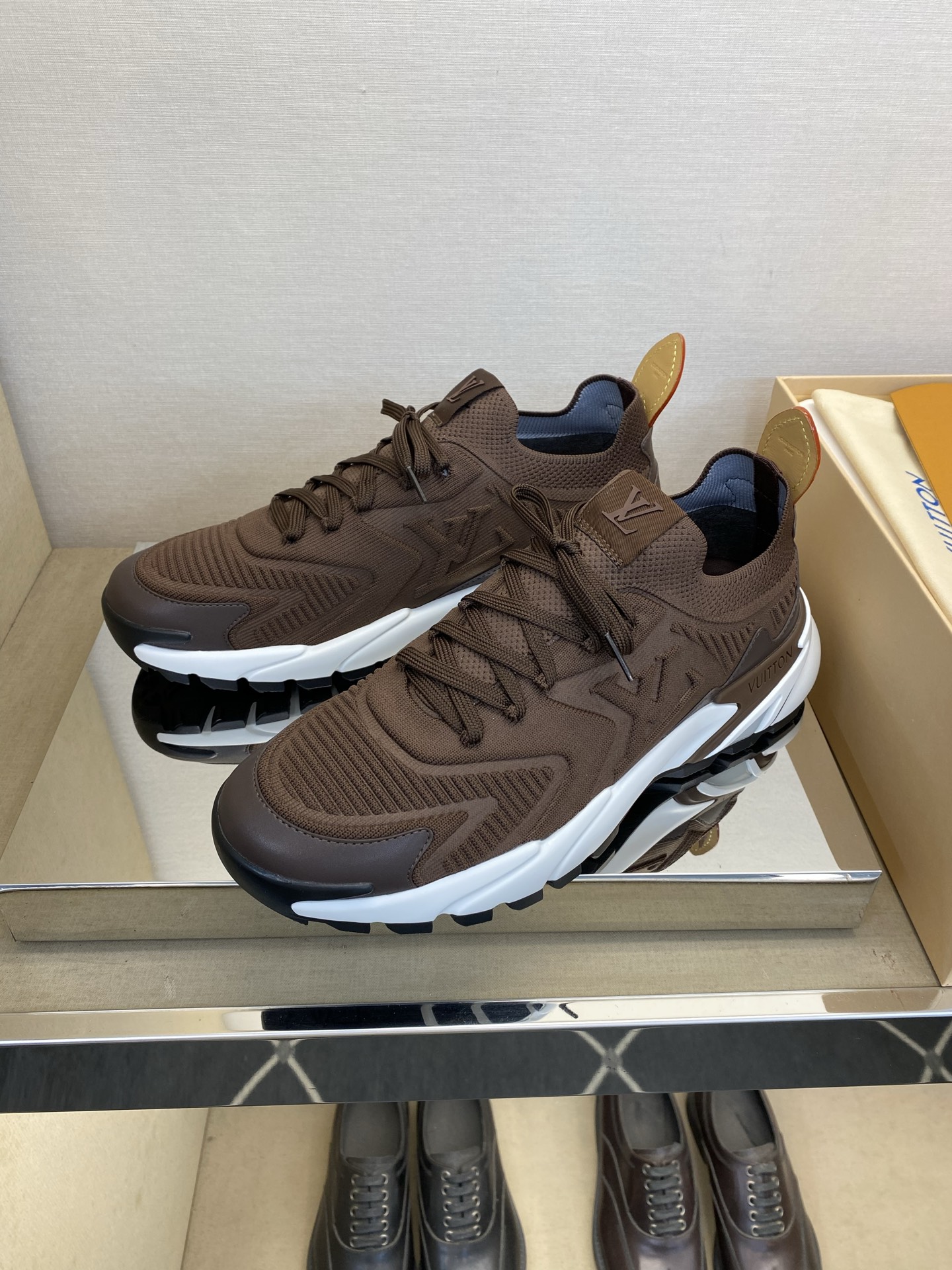 ⚠️【LO *V】⚠️高品质，顶尖工艺品⚠️男士时尚运动鞋⚠️正码：39－44(5 －10)⚠️经典简约