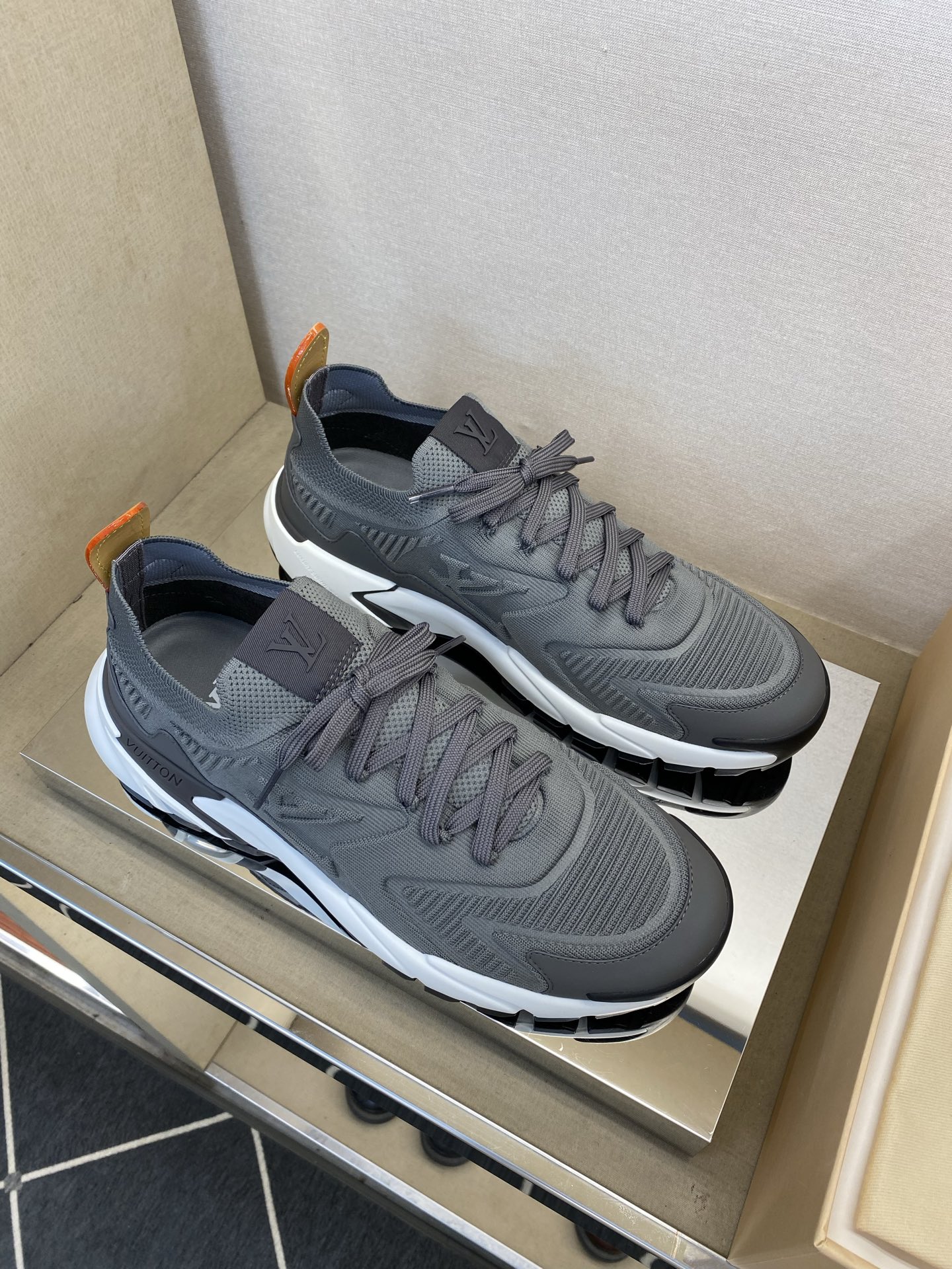 ⚠️【LO *V】⚠️高品质,顶尖工艺品⚠️男士时尚运动鞋⚠️正码:39-44(5 -10)⚠️经典简约 ⚠️【LO *V】⚠️高品质,顶尖工艺品⚠️男士时尚运动鞋⚠️正码:39-44(5 -10)⚠️经典简约