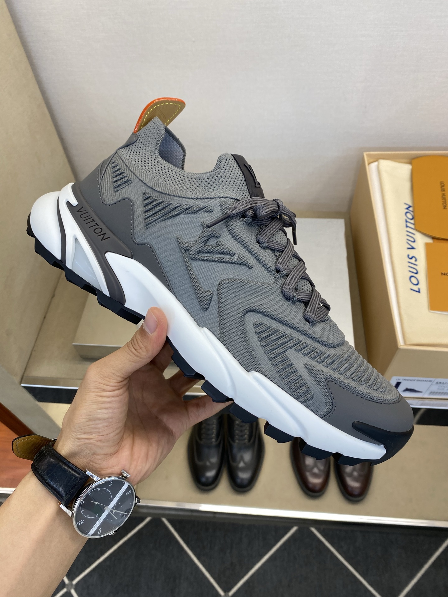 ⚠️【LO *V】⚠️高品质,顶尖工艺品⚠️男士时尚运动鞋⚠️正码:39-44(5 -10)⚠️经典简约 ⚠️【LO *V】⚠️高品质,顶尖工艺品⚠️男士时尚运动鞋⚠️正码:39-44(5 -10)⚠️经典简约