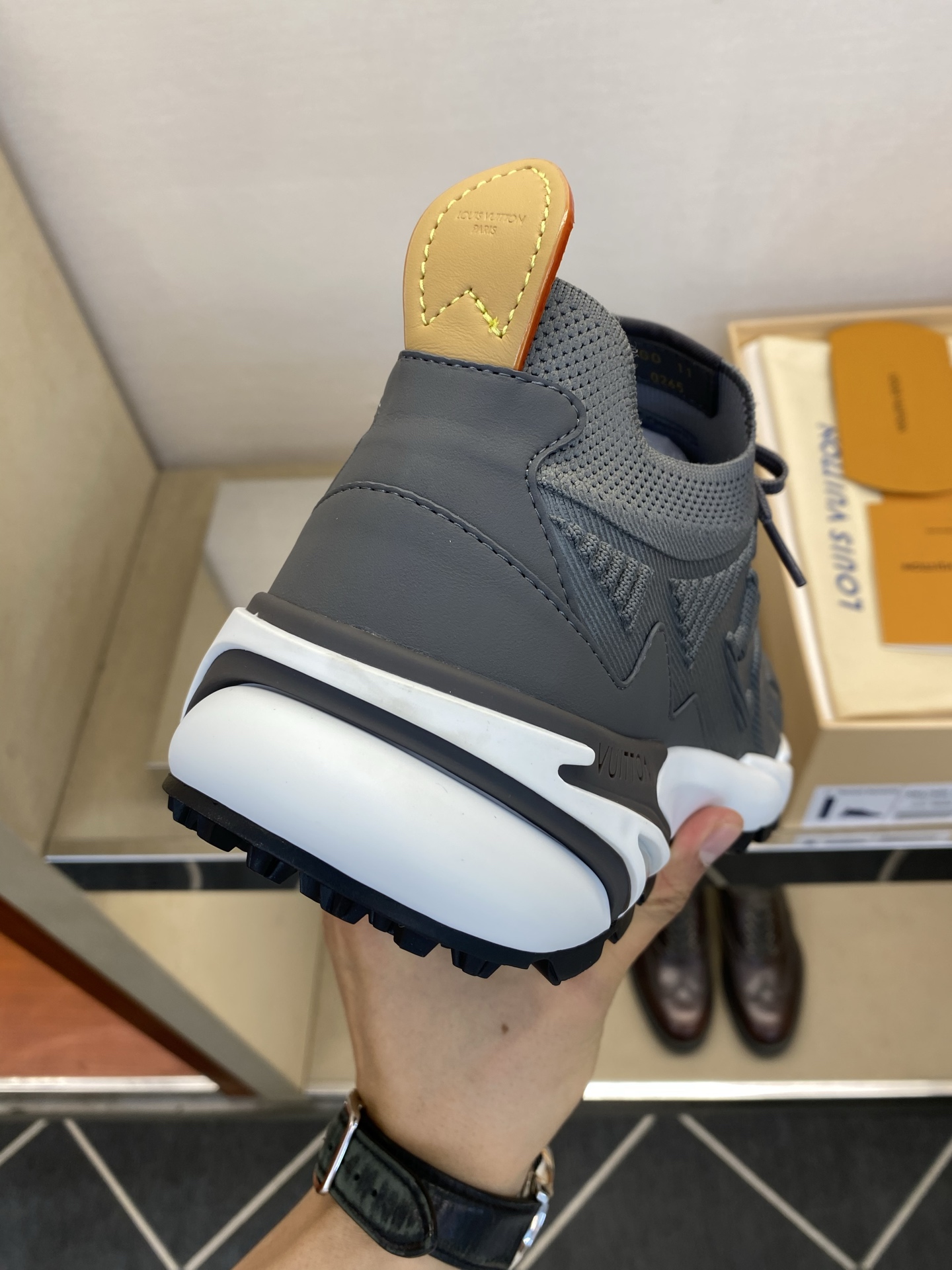 ⚠️【LO *V】⚠️高品质,顶尖工艺品⚠️男士时尚运动鞋⚠️正码:39-44(5 -10)⚠️经典简约 ⚠️【LO *V】⚠️高品质,顶尖工艺品⚠️男士时尚运动鞋⚠️正码:39-44(5 -10)⚠️经典简约