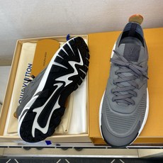 ⚠️【LO *V】⚠️高品质,顶尖工艺品⚠️男士时尚运动鞋⚠️正码:39-44(5 -10)⚠️经典简约 ⚠️【LO *V】⚠️高品质,顶尖工艺品⚠️男士时尚运动鞋⚠️正码:39-44(5 -10)⚠️经典简约