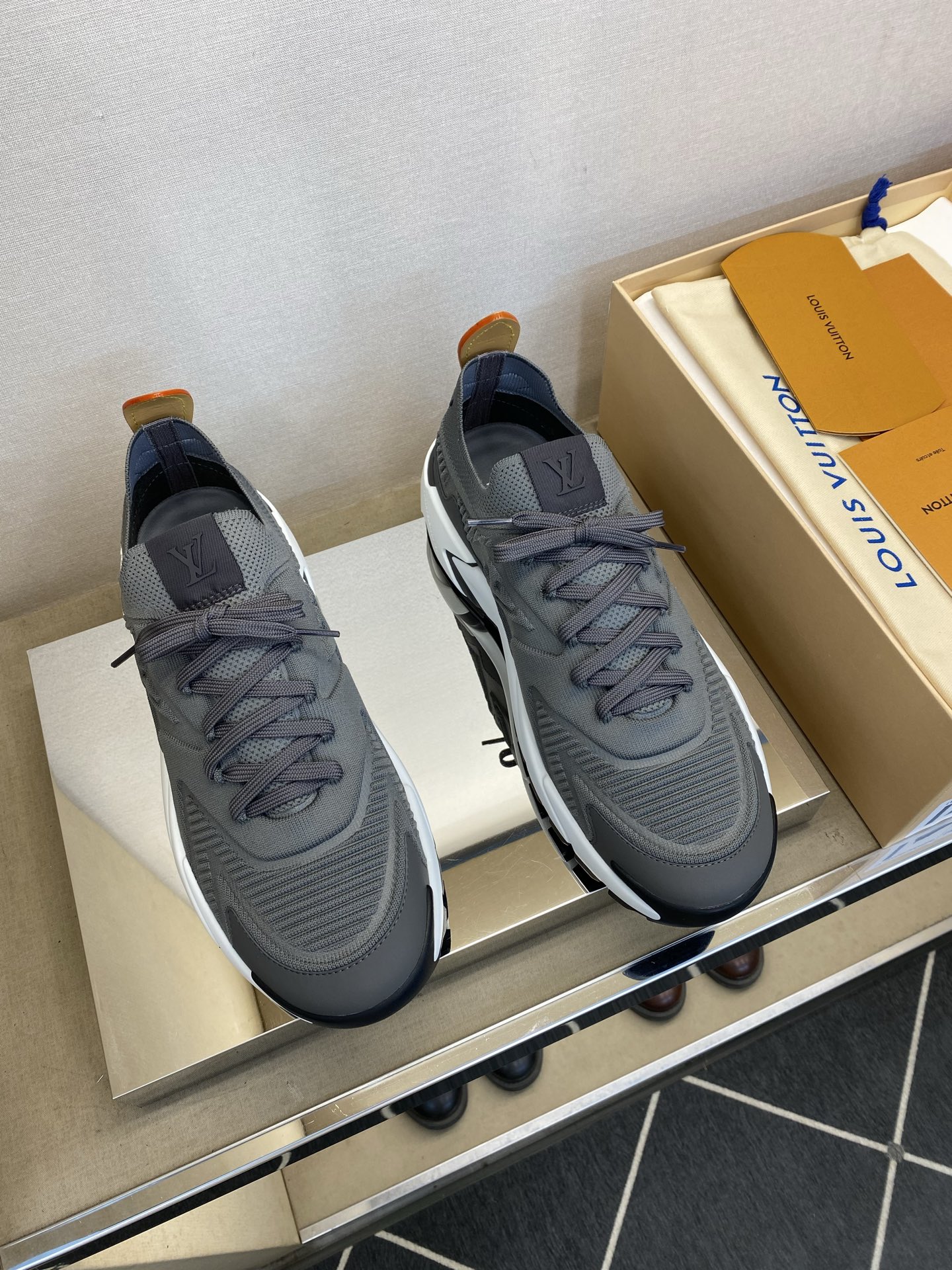 ⚠️【LO *V】⚠️高品质，顶尖工艺品⚠️男士时尚运动鞋⚠️正码：39－44(5 －10)⚠️经典简约