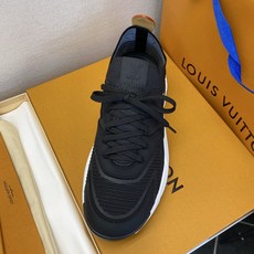 ⚠️【LO *V】⚠️高品质,顶尖工艺品⚠️男士时尚运动鞋⚠️正码:39-44(5 -10)⚠️经典简约 ⚠️【LO *V】⚠️高品质,顶尖工艺品⚠️男士时尚运动鞋⚠️正码:39-44(5 -10)⚠️经典简约