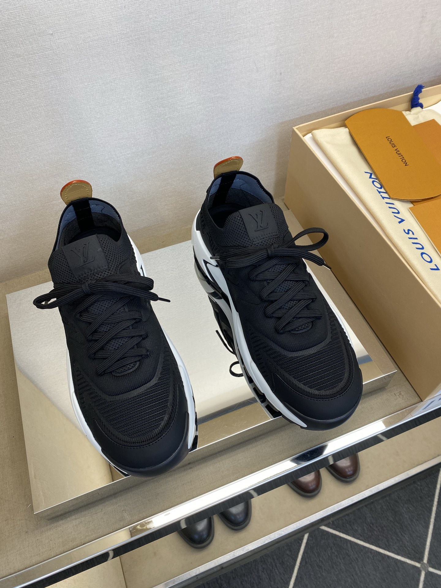 ⚠️【LO *V】⚠️高品质，顶尖工艺品⚠️男士时尚运动鞋⚠️正码：39－44(5 －10)⚠️经典简约