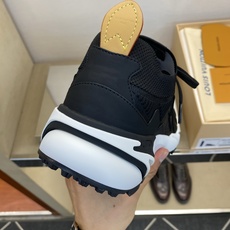 ⚠️【LO *V】⚠️高品质,顶尖工艺品⚠️男士时尚运动鞋⚠️正码:39-44(5 -10)⚠️经典简约 ⚠️【LO *V】⚠️高品质,顶尖工艺品⚠️男士时尚运动鞋⚠️正码:39-44(5 -10)⚠️经典简约